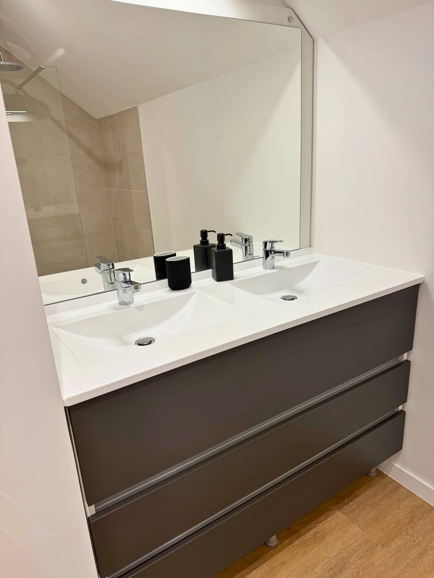 La salle de bain et sa double vasque